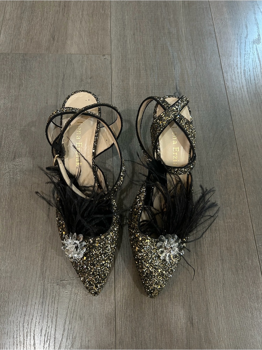 Lena Erziak
Size: EU 39
Gold & Black Glitter Pointed Toe Feather Flats